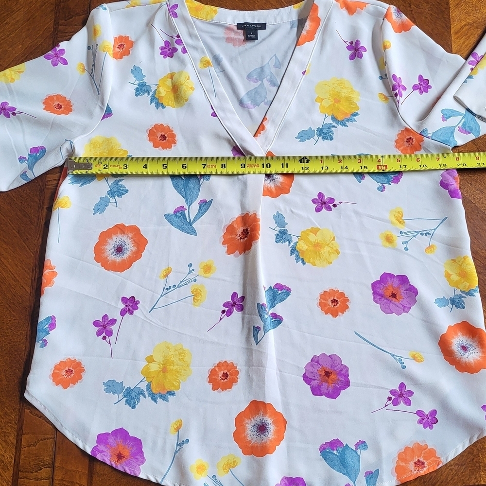 Ann Taylor White Fitted Blouse.Size S - Picture 2 of 7